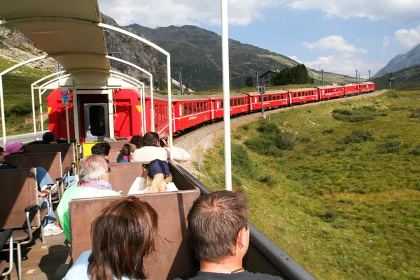 Bernina Express Train, всемирное наследие ЮНЕСКО — стоковое фото