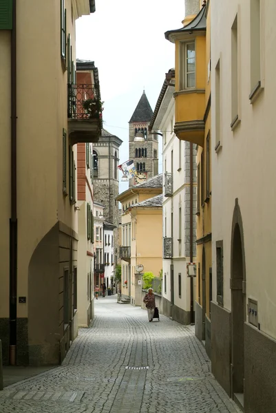 Rue étroite de Poschiavo sur les Alpes suisses — Photo