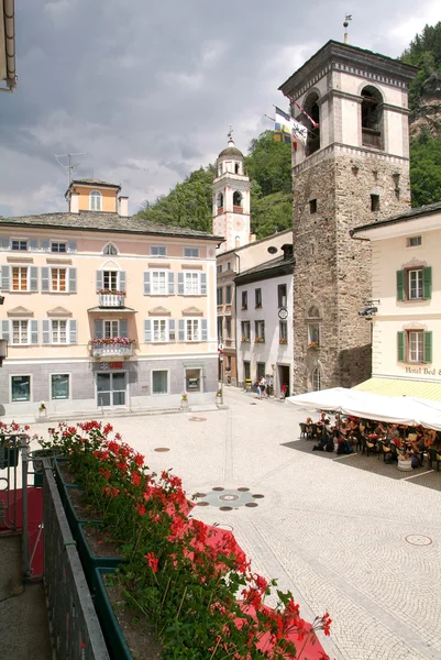 La plaza central de Poschiavo en los Alpes suizos — Foto de Stock