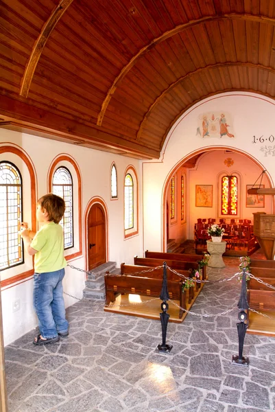 Barn på en miniatyr kyrka på Swiss Steam Park i Bouveret — Stockfoto