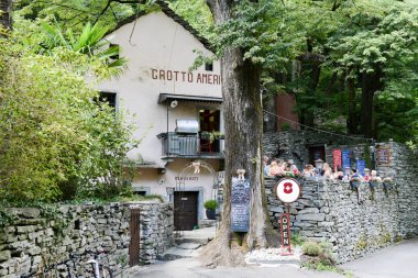 Bir Grotto yeme insanlar