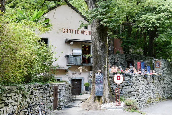 Menschen essen auf einer Grotte — Stockfoto