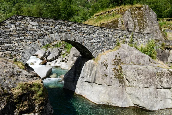 De Romeinse brug van Fontana op Maggia vallei — Stockfoto