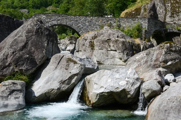 De Romeinse brug van Fontana op Maggia vallei — Stockfoto