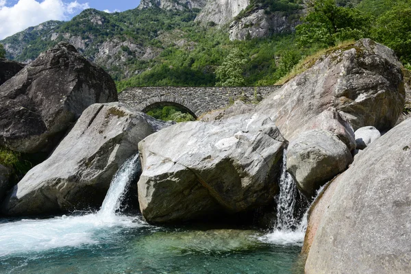 A ponte romana de Fontana no vale de Maggia — Fotografia de Stock