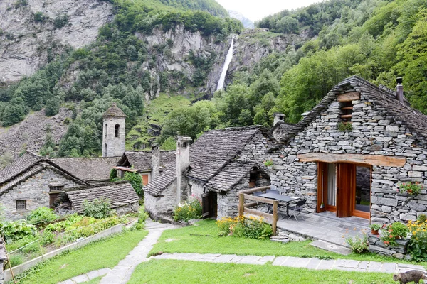 Le village rural de Foroglio sur la vallée de Bavona — Photo