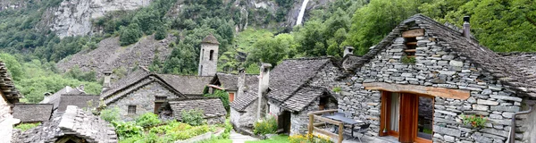 Le village rural de Foroglio sur la vallée de Bavona — Photo