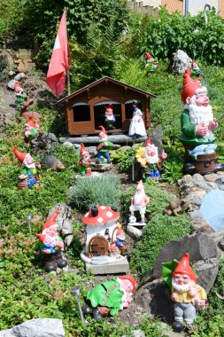 Bahçe gnomes Engelberg bir evin bahçesinde