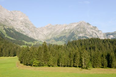 Dağlardaki Engelberg üzerinde göster