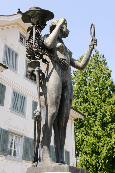 Escultura de bronce "La muerte y la doncella" de Rolf Brem . — Foto de Stock