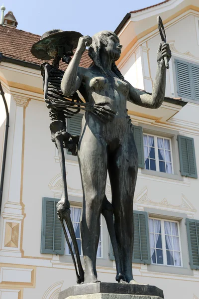 Bronze sculpture "Death and the Maiden" by Rolf Brem. — Stock Photo, Image