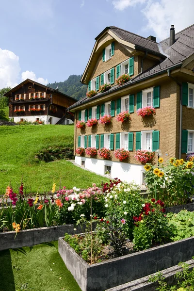 Kwiaty i ogród warzywny domu w Engelberg — Zdjęcie stockowe