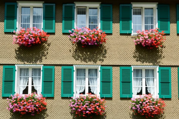 Casa decorada com flores em Engelberg — Fotografia de Stock