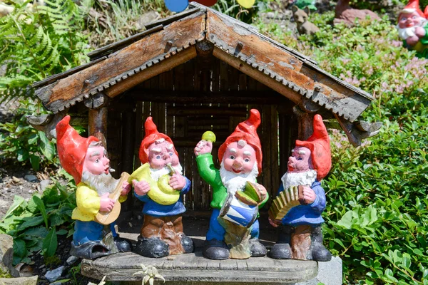Bahçe gnomes Engelberg bir evin bahçesinde — Stok fotoğraf