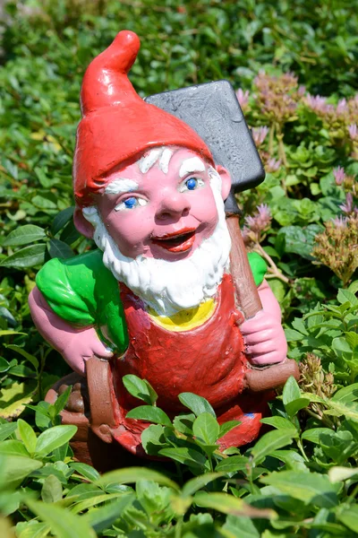 Garden gnome i en trädgård med ett hus i Engelberg — Stockfoto