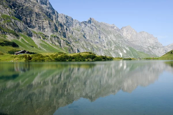 Sjön Truebsee över Engelberg — Stockfoto