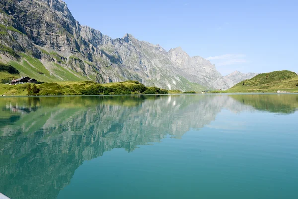 Lago truebsee sobre engelberg — Fotografia de Stock