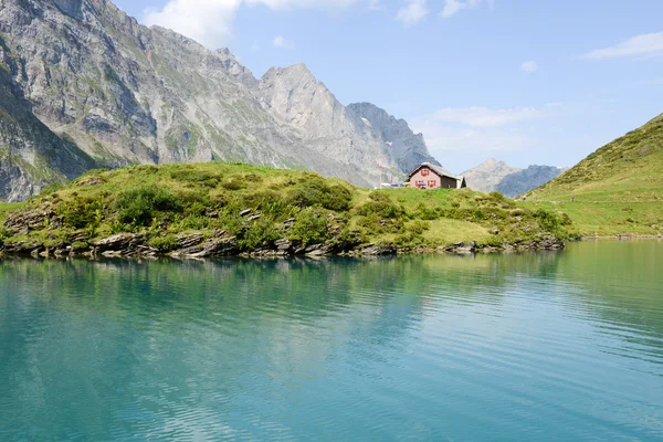 Sjön Truebsee över Engelberg — Stockfoto