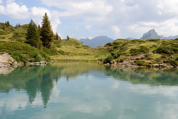 Sjön Truebsee över Engelberg — Stockfoto