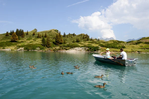 Sjön Truebsee över Engelberg på de schweiziska Alperna — Stockfoto