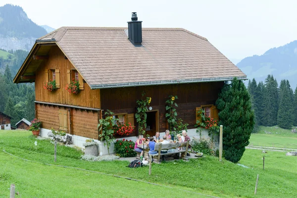 Chalet över Engelberg på de schweiziska Alperna — Stockfoto