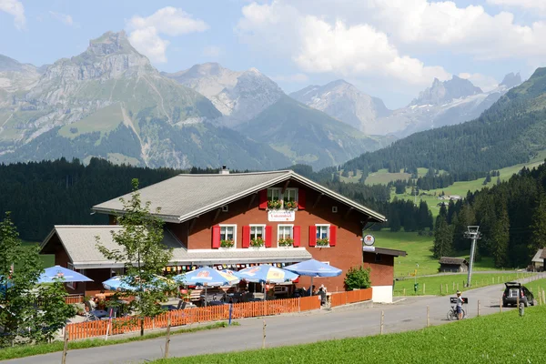 Restaurang över Engelberg på de schweiziska Alperna — Stockfoto