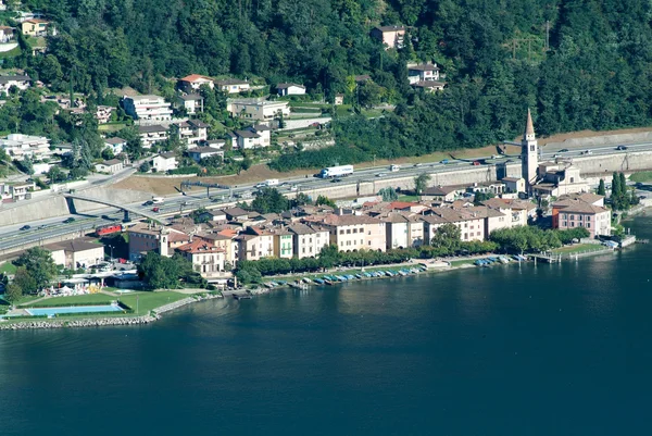 A falu Bissone a Lugano-tó — Stock Fotó