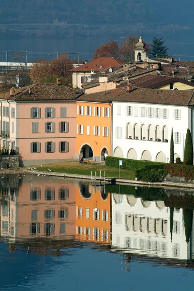 A aldeia de Bissone no lago Lugano — Fotografia de Stock