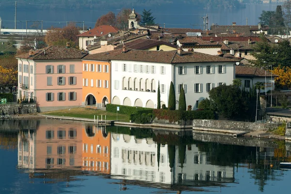 El pueblo de Bissone en el lago Lugano — Foto de Stock