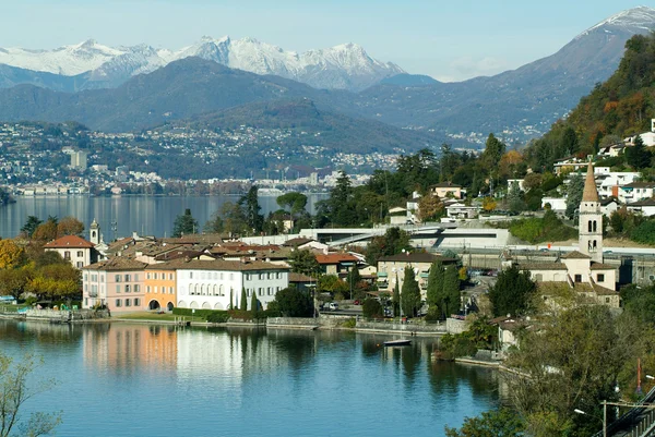 Το χωριό Bissone στη λίμνη Lugano — Φωτογραφία Αρχείου