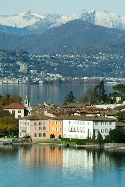 Wieś Bissone na jezioro Lugano — Zdjęcie stockowe