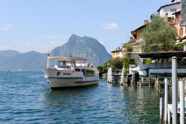 Turist, manzarayı insanlar cruise