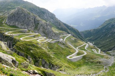St. Gotthard Güney tarafındaki yol