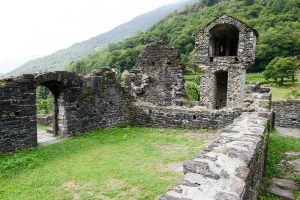 Ruinas del castillo de Serravalle en Semione — Foto de Stock