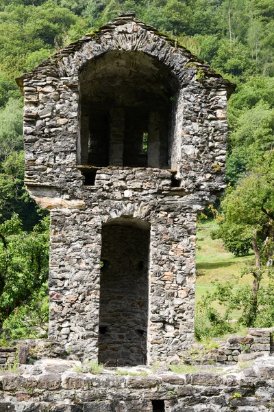 Ruinas del castillo de Serravalle en Semione — Foto de Stock