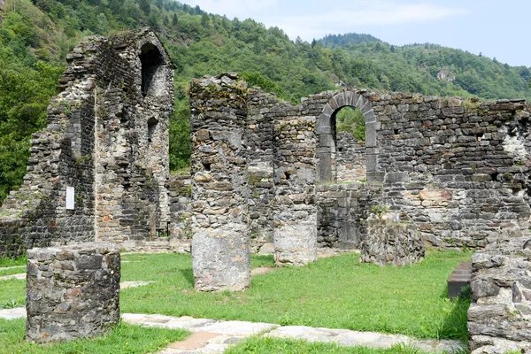 Ruinas del castillo de Serravalle en Semione — Foto de Stock