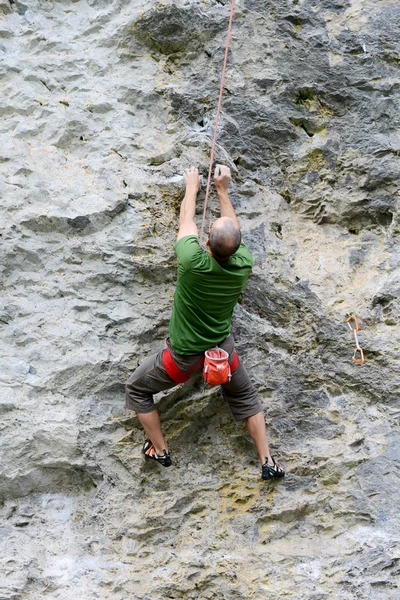 Hombre escalando en la roca en Engelberg —  Fotos de Stock