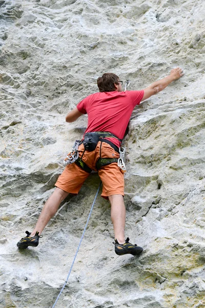 Man klättrar på klippa på Engelberg — Stockfoto