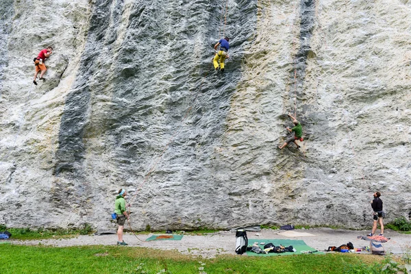 Engelberg, kayaya tırmanma insanlar