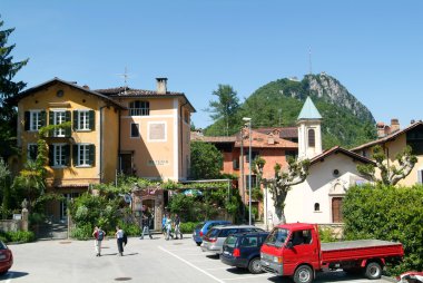 İnsanlar Ciona antik köy yürüyüş ziyaret