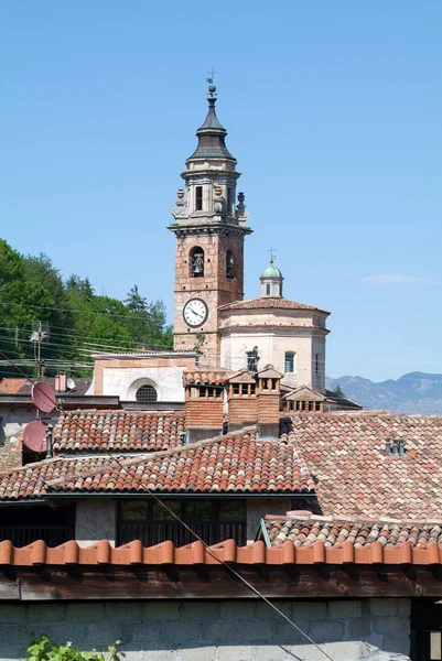 Techos de tejas rojas y una antigua iglesia en Carona — Foto de Stock