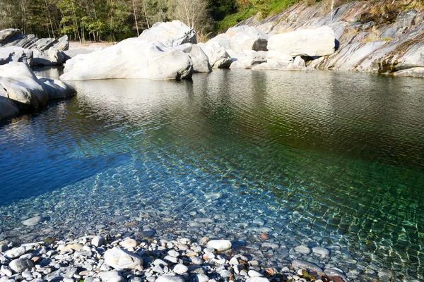 Floden Maggias på Ponte Brolla — Stockfoto