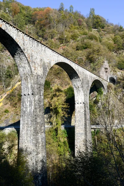 Αρχαία πέτρινη γέφυρα — Φωτογραφία Αρχείου