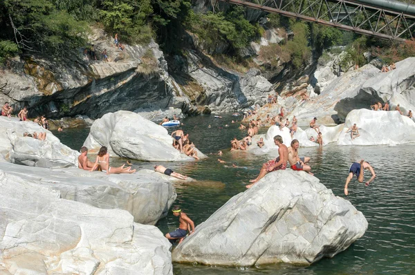 Pessoas nadando e tomando sol — Fotografia de Stock