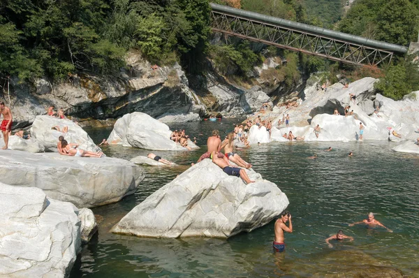 Pessoas nadando e tomando sol — Fotografia de Stock