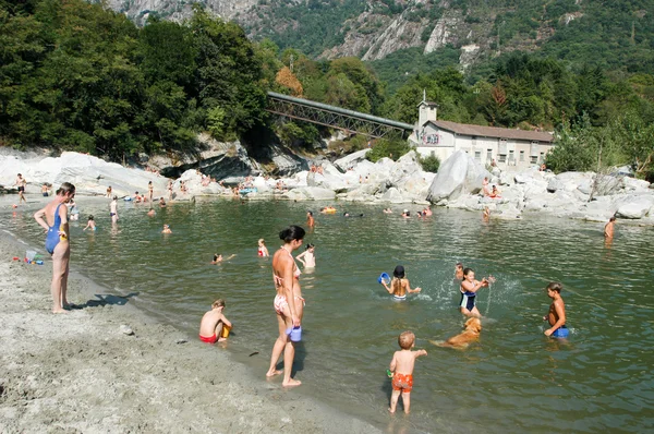 Persone che nuotano e prendono il sole — Foto Stock