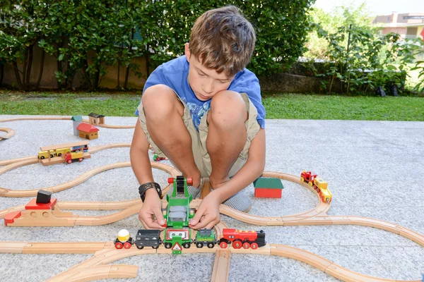 Garçon jouer avec un train en bois ensemble — Photo