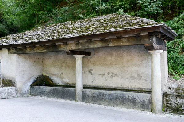 Antico lavatoio nel borgo di Muggio — Foto Stock