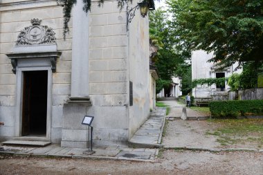 : Eski şapeli ziyaret eden insanlar