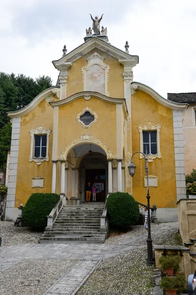 Les gens à l'église Santa Maria Assunta — Photo